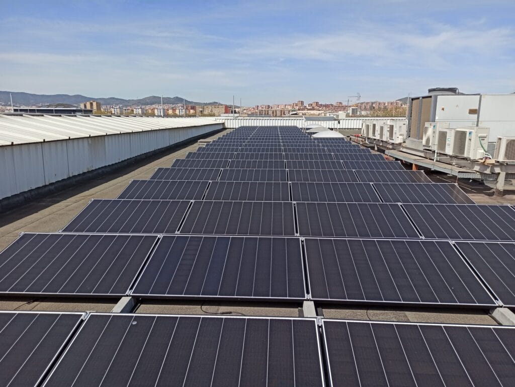 Instalación de placas solares en naves industriales