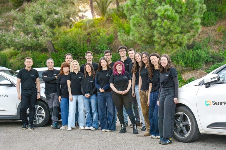 L’equip de Serenovables davant de dos vehicles de l’empresa