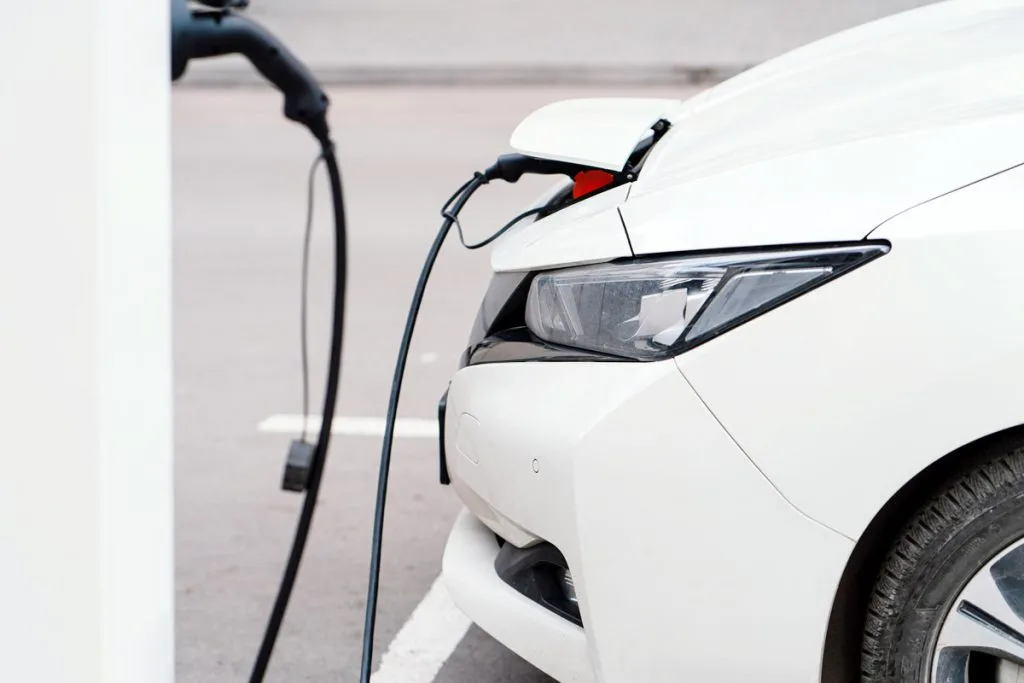 Coche eléctrico conectado a un punto de recarga