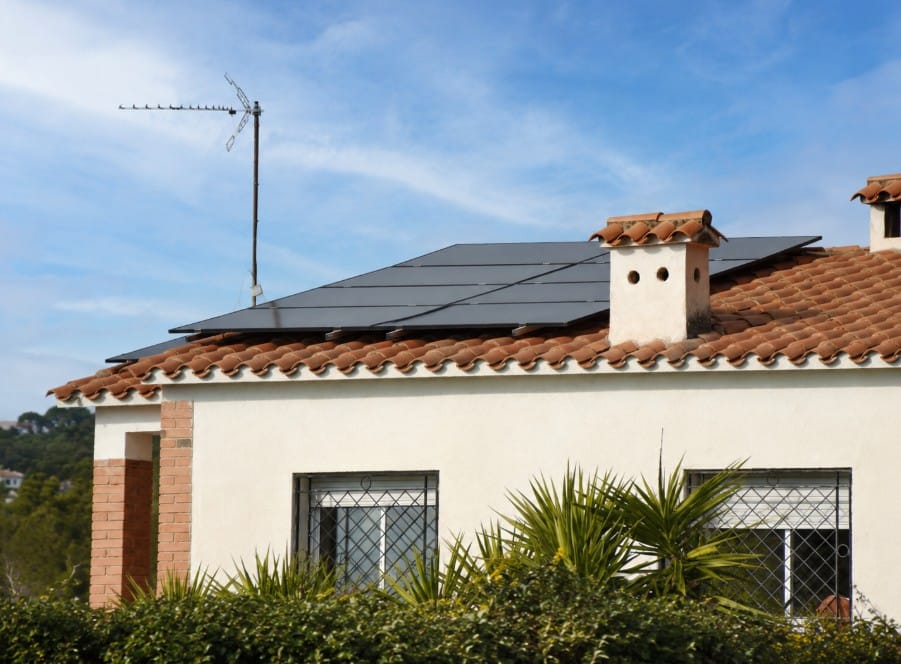 Plaques solars instal·lades en un habitatge